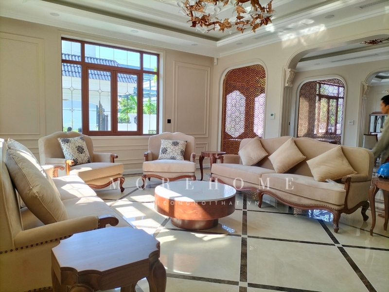 Thi công bàn trà tròn gỗ óc chó mặt đá trắng ngoài việc là bàn uống nước đón tiếp khách mà còn món đồ nội thất trang trí cho không gian thêm ấn tượng.